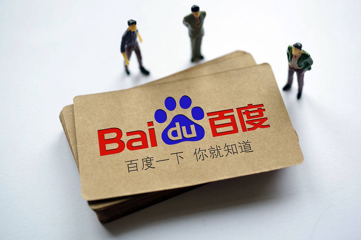 家长抱婴儿在学校路边值护学岗